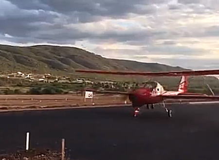 ブラジルで撮影された飛行機の離陸滑走中に起きたまさかのアクシデントの映像。