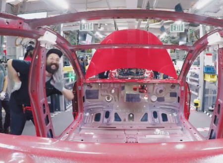 テスラがモデル3の作り方動画を公開。製造ラインを進むテスラのリアガラスから。