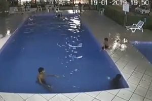 すごい！よく発見できたなこれ。プールで溺れてしまった少年を救った男性の注意力がすごい。