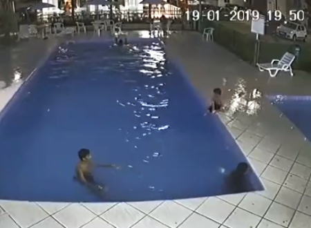 すごい！よく発見できたなこれ。プールで溺れてしまった少年を救った男性の注意力がすごい。