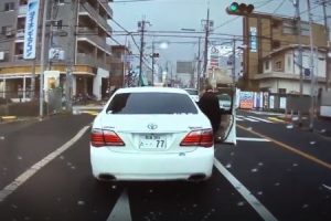 堺市の府道12号線で撮影されたパッシングが原因の交通トラブル車載が話題。