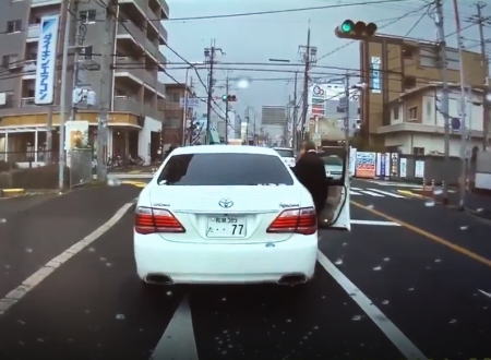 堺市の府道12号線で撮影されたパッシングが原因の交通トラブル車載が話題。