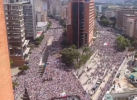 ベネズエラの反政府集会に集まった人たちがGLAY EXPO（1999年）なみにすごい。