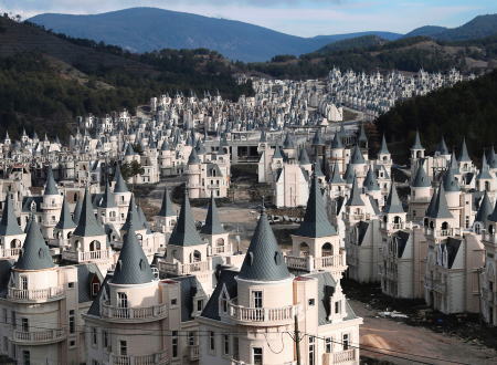 小さなお城587軒が密集するトルコの富裕層向けお城街、完成前に会社が破産して壮大なゴーストタウンに。