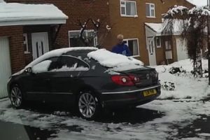 これは予想外で笑ったｗｗｗ車の屋根雪にはこんな危険性もあるのかｗｗｗ