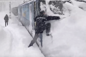豪雪地を走る上越線の貨物列車がつよい。というか運転士さんが大変すぎる動画。EH200形