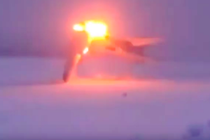 ロシアの超音速爆撃機ツポレフ22Mが着陸に失敗して折れて爆発。その映像がアップされる。