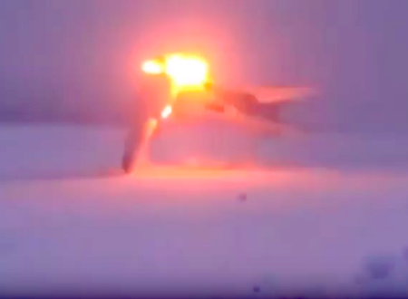 ロシアの超音速爆撃機ツポレフ22Mが着陸に失敗して折れて爆発。その映像がアップされる。