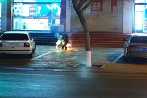 中国でまたマンホール大爆発。少年が花火を突っ込んでズドーン！と爆発させてしまう。