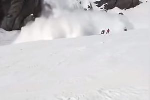 後ろから迫る大きな雪崩。スイスのスキー場で大規模な雪崩が発生し1名が亡くなる。