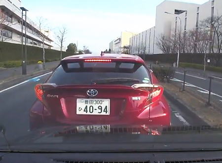 トヨタ自動車本社前で撮影されたC-HR（トヨタ）のあおり運転トラブル。