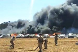 インドの航空ショーで大火災。駐車場の車300台が完全に焼失してしまう。