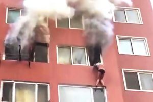 マンション火災で8階の窓の外にしがみ付いていた女性が奇跡的に助けられる。