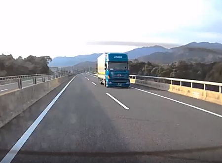 新名神で撮影された大型トラックが渋滞に突っ込む瞬間のドラレコが恐ろしい。