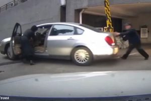リバースに入れたまま車を降りてしまった女性が自分の車に踏まれてしまう。