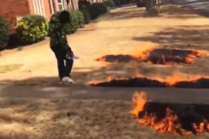 今日のバカスタグラム。ライブ配信中に花火で火災を起こしてしまったラッパーの動画。