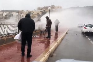 強力なストームに襲われたマルタの町では新鮮な魚が道路で拾いたい放題に。