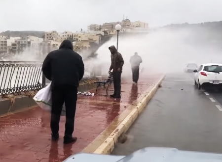 強力なストームに襲われたマルタの町では新鮮な魚が道路で拾いたい放題に。