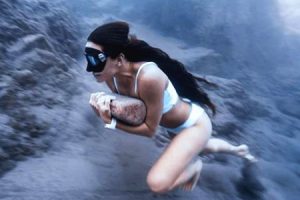 とんでもなくキツそう。岩を抱えて海底を走る女性ダイバーの映像が人気に。