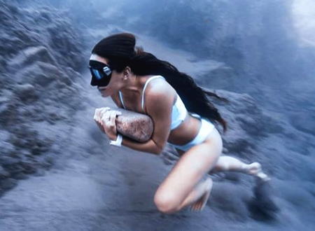 とんでもなくキツそう。岩を抱えて海底を走る女性ダイバーの映像が人気に。