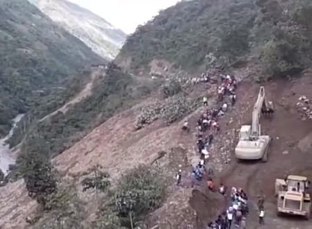 地滑りが起きた箇所を通ろうとした人たちが2度面の地滑りに巻き込まれてしまう映像。ボリビア。