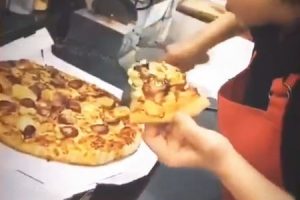 ドミノピザでもバイトテロ。ピザを食べながらカットする動画が炎上中。</div>
<div id=