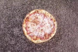 ウジ虫の超食欲。1万引きのウジ虫にピザを一枚を与えてみるというこうなる動画。