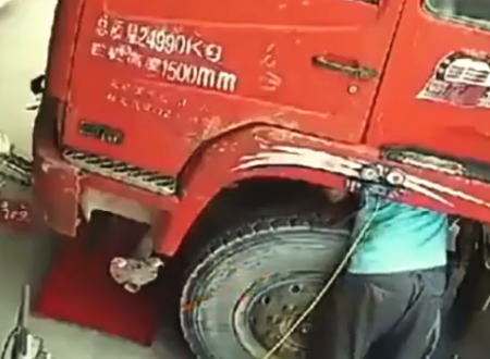 トラックの大型タイヤ爆発に巻き込まれてしまった整備士の映像。中国。