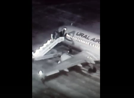 ロシアのバルナウル空港で搭乗中のタラップが崩壊し6人が負傷の映像。
