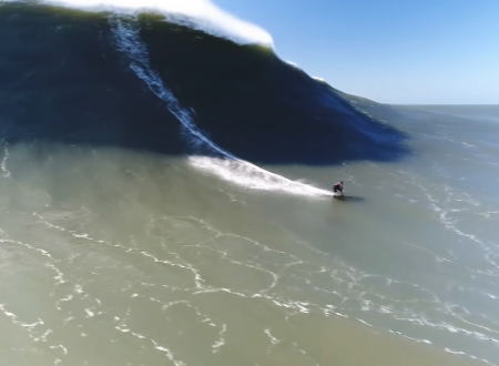 大波の聖地ナザレでサーフィンをしている人たちの映像ほんとヤバイ。