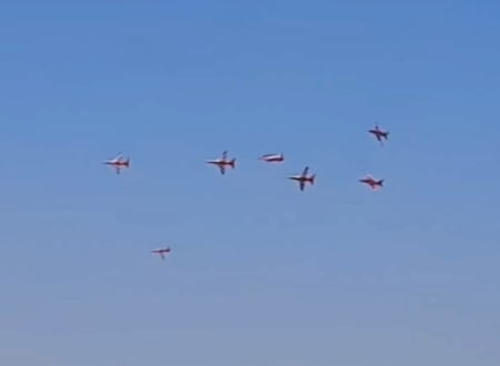 曲芸飛行の予行練習をしていたインド空軍機が空中衝突して墜落。の映像。