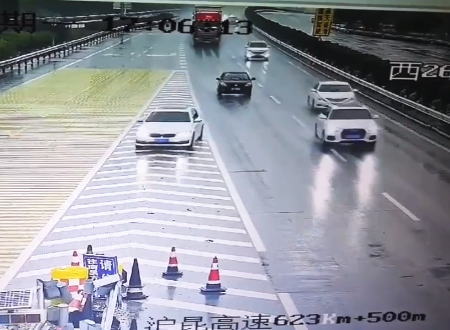 これはひどい中国。高速道路で迷ったBMWが原因で後続車が大変なことに。