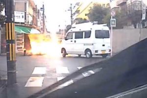 江坂のガス爆発の瞬間を記録したドラレコ動画。驚いた対向車の人が・・・。