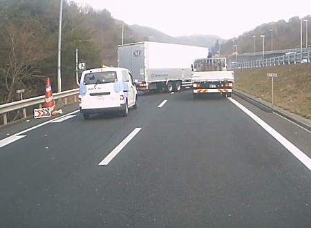 7号北神戸線で起きた作業車両に大型トラックが突っ込む事故の瞬間。