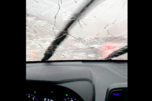 テキサス州で車を運転中に激しい雹の嵐に巻き込まれてしまった運転手の記録映像。