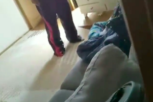 怒鳴りながら小さな子供を何度も蹴る母親の動画が炎上中。これ誰が撮影している？