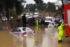 エルサレム洪水で車の屋根の上に取り残された男性の救助活動の様子がｗｗｗ