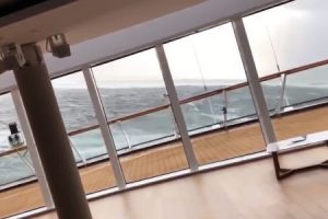 悪天候なうえに機関故障で航行不能となった豪華客船の船内映像がやばい。バイキング・スカイ。
