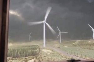 風力発電の風車が高速回転に耐えきれずに粉砕してしまう映像がすごい。
