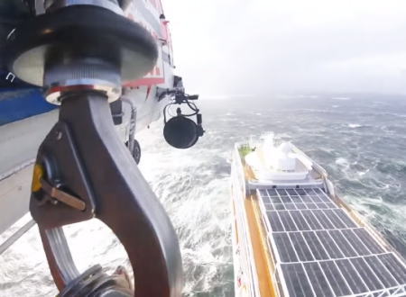 航行不能になった大型客船から乗客を救出したヘリコプター側からの映像が公開される。