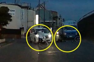 あぶねえ。埼玉で自転車2台をはねてしまったおばちゃんドライバーの映像。