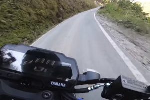 滑りやすそうな路面の山道を攻めるヤマハMT-15乗りの映像。海外の走り屋。