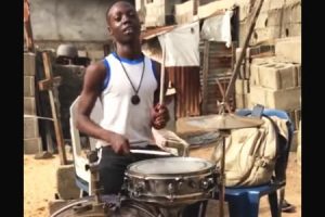 壊れたドラムセットで素晴らしい演奏をするナイジェリアのドラマーがカッコイイ。