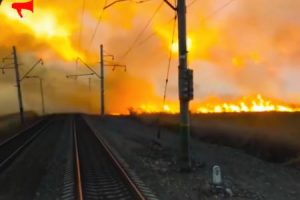 迫る地獄。ブッシュ火災の火の壁に突入する電車からの映像がこえええええ！