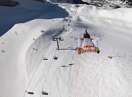 ウイングスーツでスキー客のいるゲレンデを低空飛行する男たちの動画。