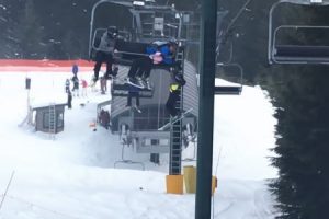 スキー場のリフトから落ちかけた8歳の少年を救ったヒーローたち。カナダ。