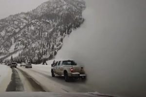 ぎゃああ怖い。車で走行中に雪崩に巻き込まれてしまうドラレコ映像がこちら。
