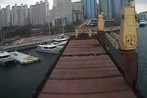 完全に当て逃げしてる。韓国の高速道路を破壊したロシア船側の映像が公開される。
