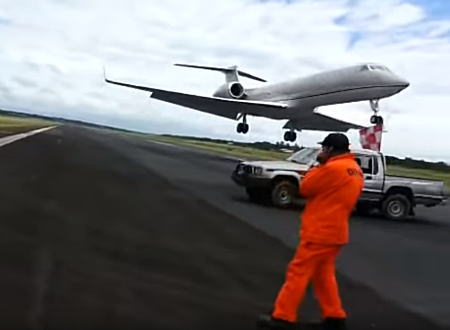 舗装工事中の滑走路に飛行機が着陸してくるというヤバすぎるアクシデントの映像。