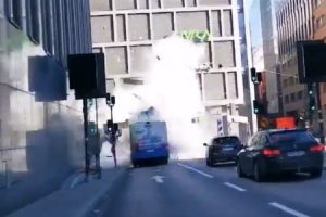 スウェーデンで高さ制限に引っ掛かったバスが大爆発。その瞬間の映像がとんでもない。